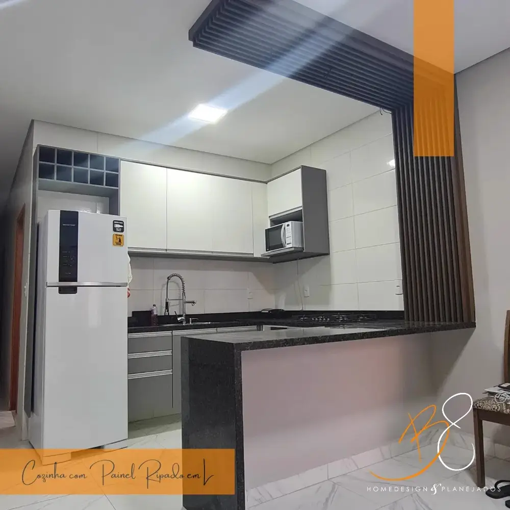 Cozinha com painel ripado